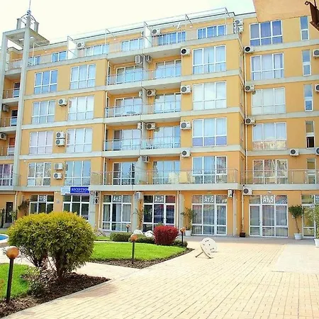 Flores Park Apartmanhotel 3*